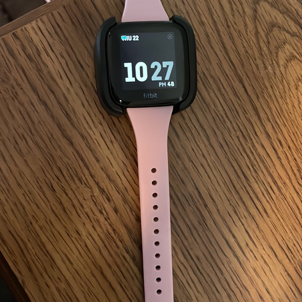 Fitbit Versa watch and accessories - Picture 3 of 5